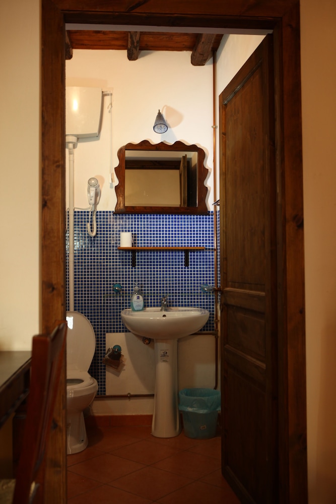 Double Room, Private Bathroom - Photo 5