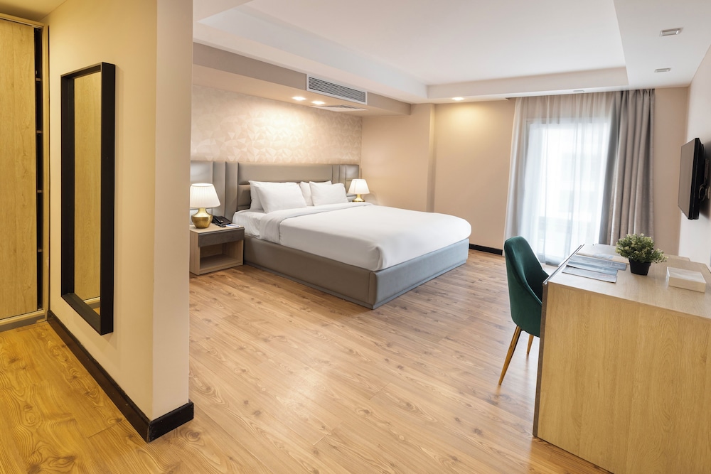 Luxury Suite, 2 Bedrooms, Pool View