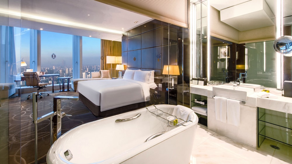 Classic Room, 1 King Bed, City View (High Floor) - Photo 2