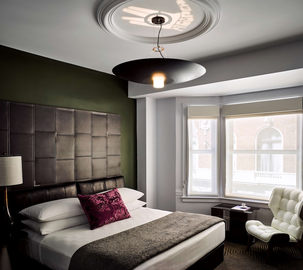 Premier Room, 1 King Bed, Hearing Accessible (Mobility/Hearing, Roll-in Shower) - Photo 3