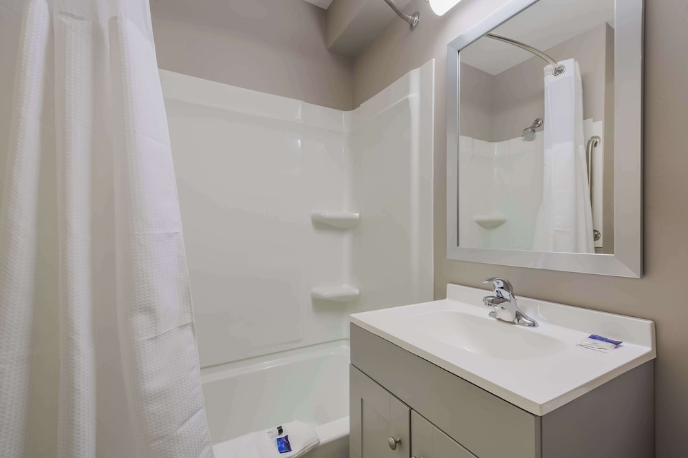 Suite, 1 King Bed, Non Smoking, Jetted Tub - Photo 2
