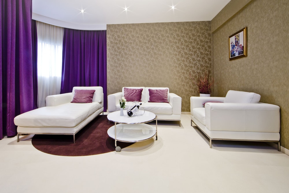 Junior Suite, 1 King Bed thumbnail 5