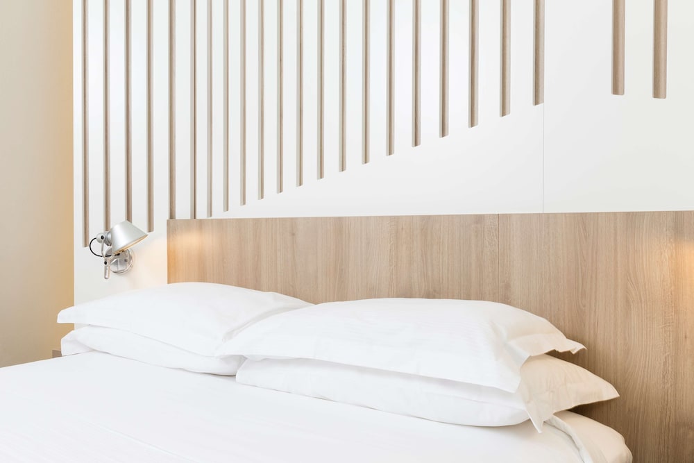 Comfort Room, 1 King Bed, Non Smoking - Photo 12