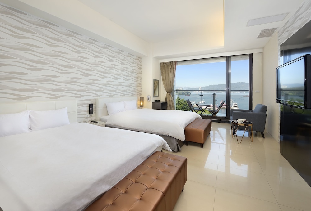 Panoramic Quadruple Room, Lake View photo 2