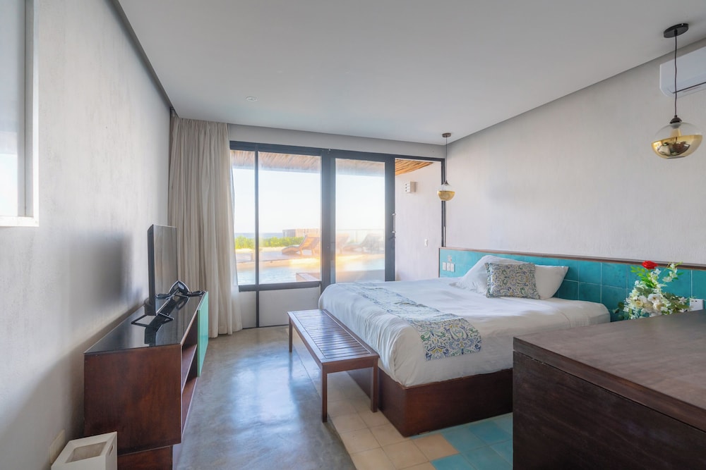 Comfort Suite, 1 King Bed, Pool Access, Ocean View photo 1