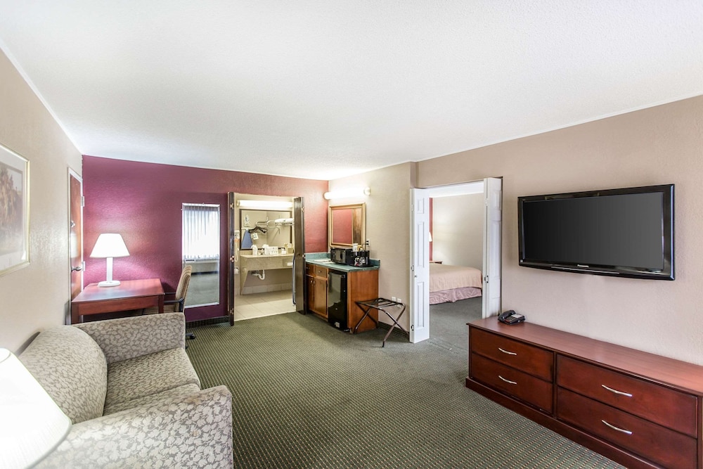 Suite, 1 King Bed, Non Smoking - Photo 4