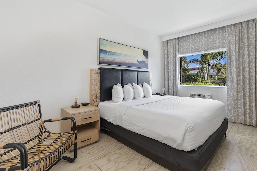 Room, 1 King Bed, Poolside - Photo 1