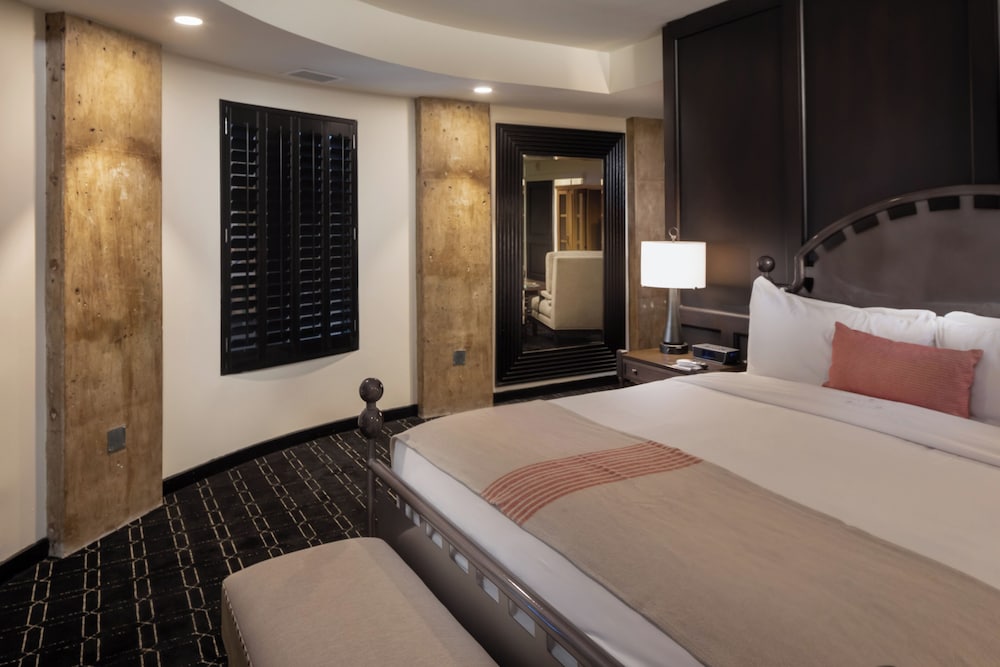 Premier Suite, 1 King Bed, River View - Photo 2
