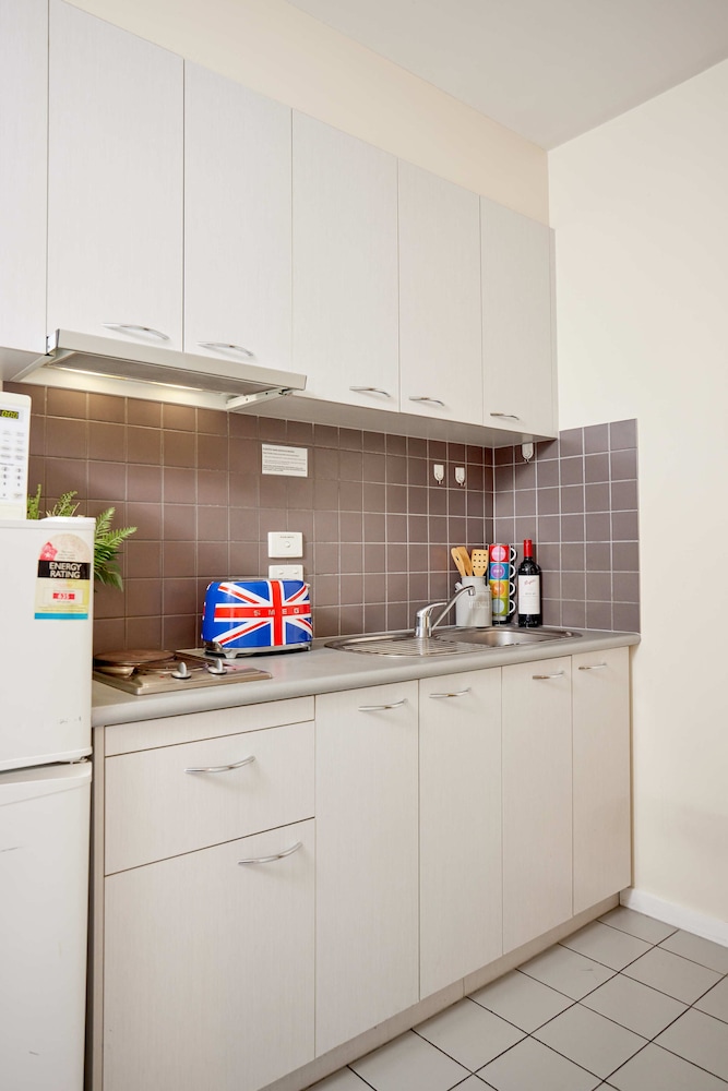 Two Single Bedroom Apartment - Photo 8