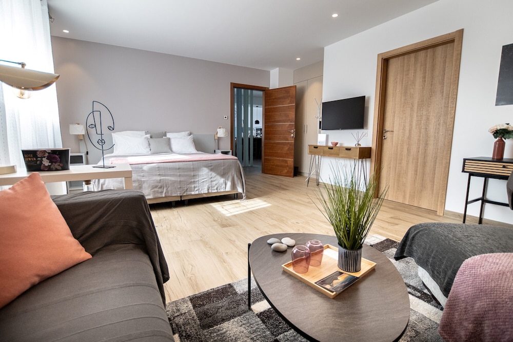 Superior Double Room, 1 King Bed, Non Smoking, Private Bathroom photo 1