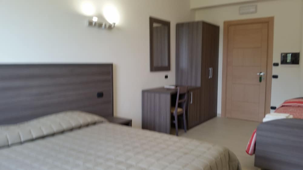Family Quadruple Room, 1 Bedroom, Private Bathroom, Poolside photo 2