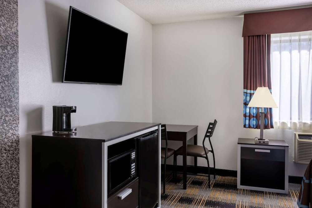 Suite, 1 King Bed, Non Smoking - Photo 4