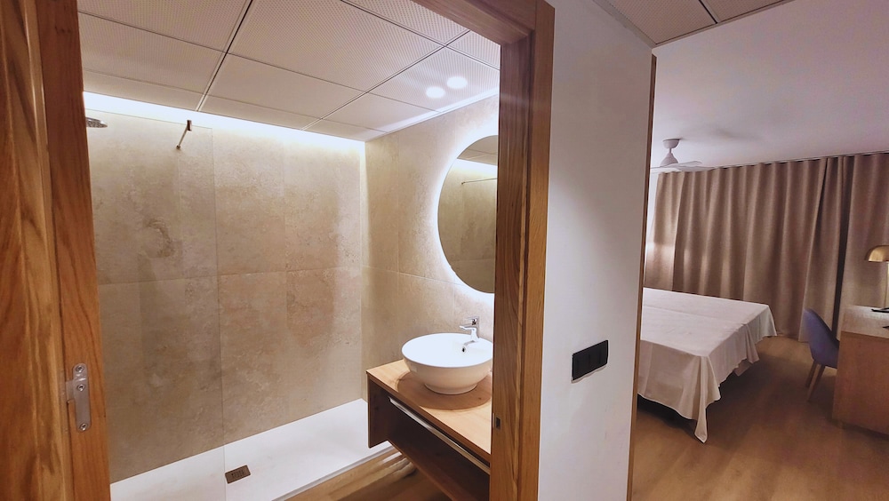 Triple Room (2 Adults and 1 child) - Photo 8