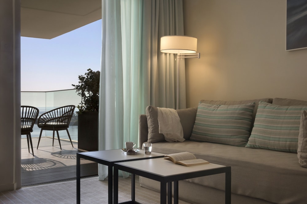 Deluxe Room, Balcony (Pool and Sea View) photo 2