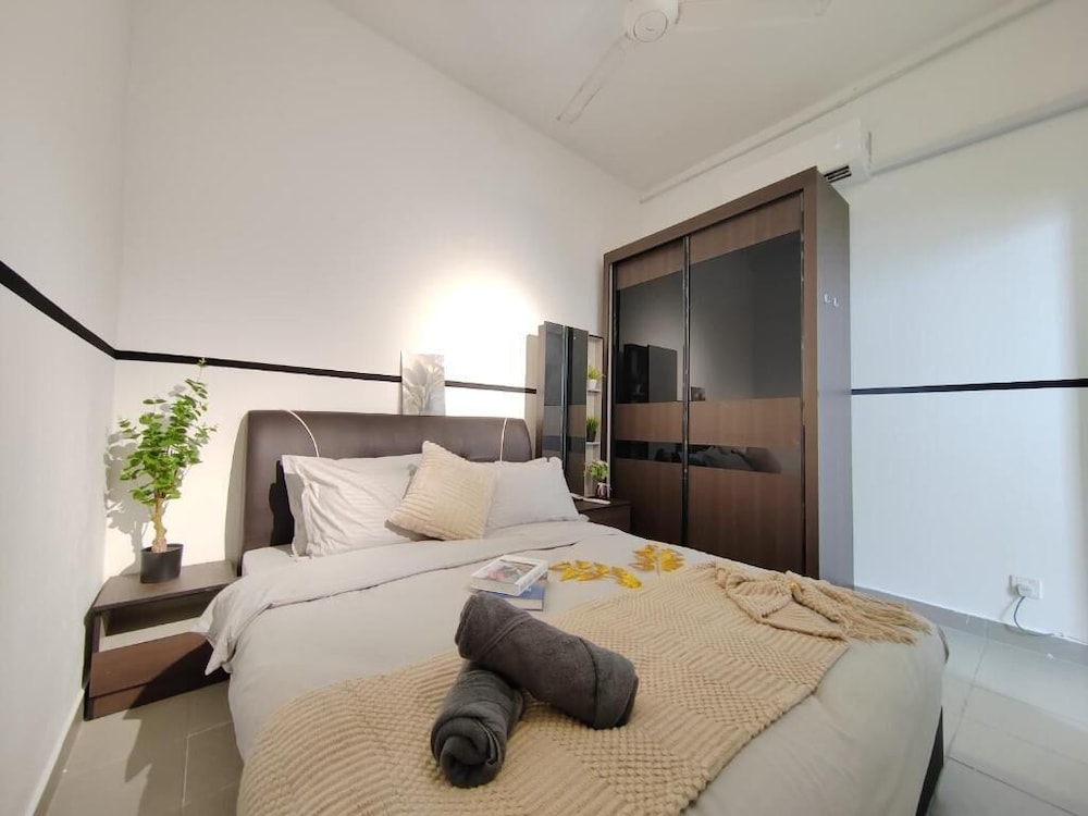 Family Penthouse, 5 Bedrooms, Balcony, Pool View