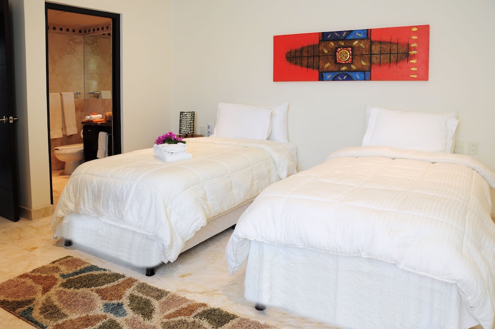 Deluxe Condo, 2 Bedrooms, Kitchen - Photo 3