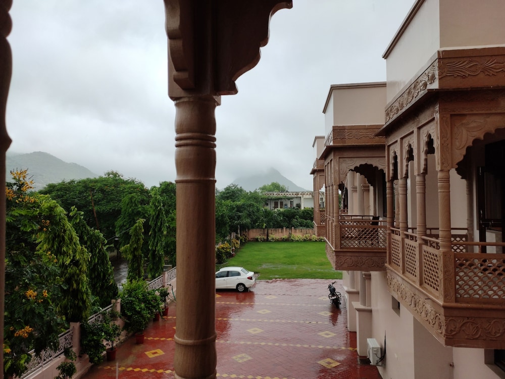 Luxury Room, 1 King Bed, Balcony, Mountain View photo 2