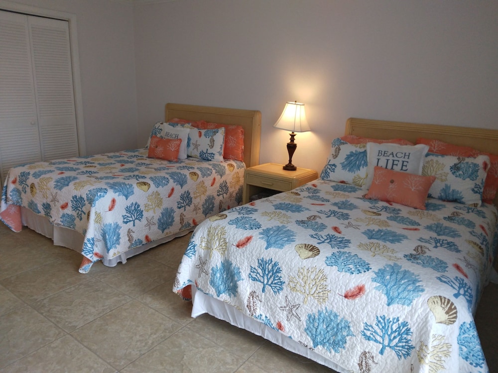 Basic Room, 2 Double Beds, Non Smoking, Garden View