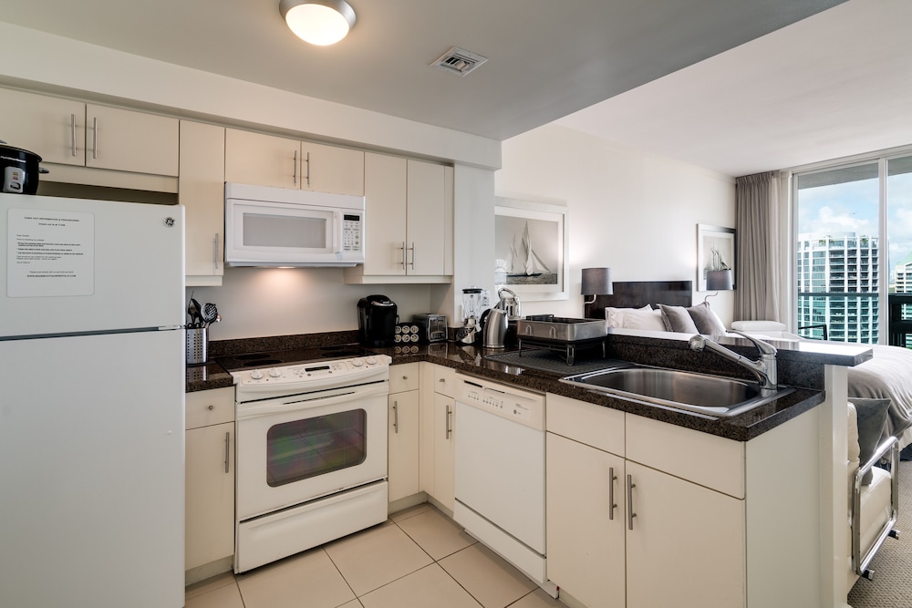 Luxury Studio Suite, Kitchen, Partial Ocean View (0 Bedroom) photo 3