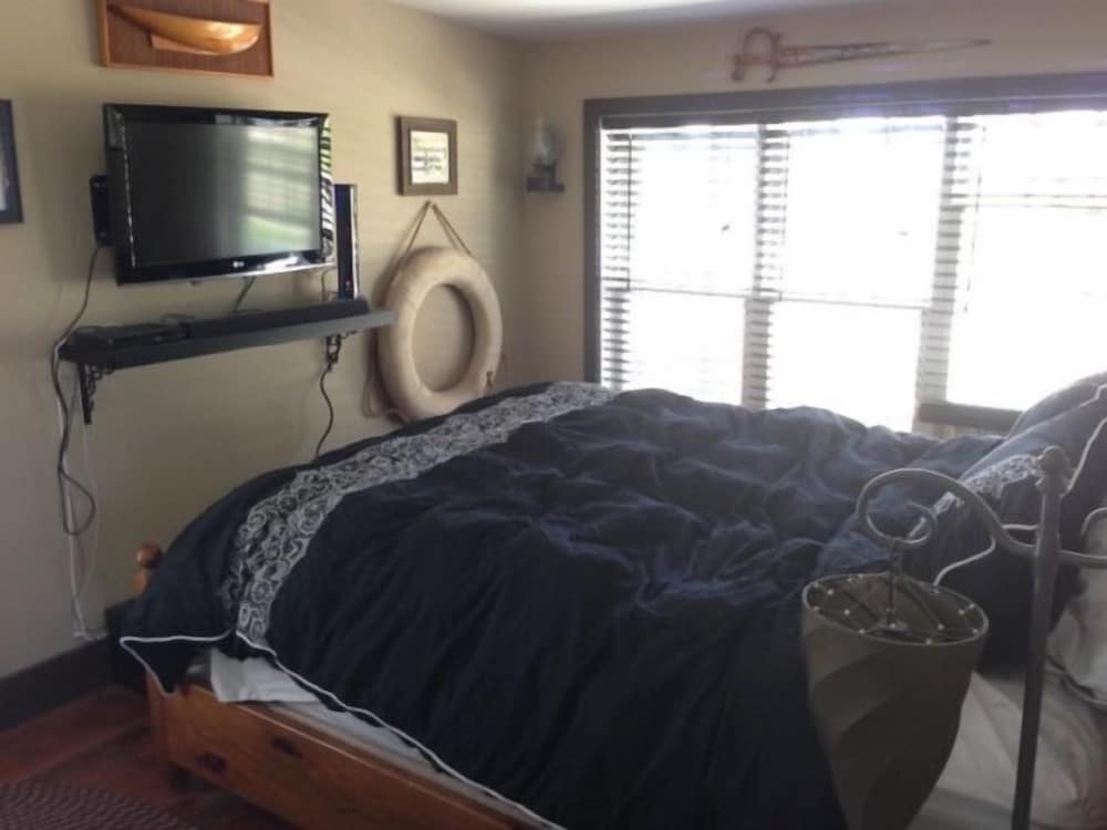 Cottage, 2 Bedrooms (RV on-site with additional beds) photo 1