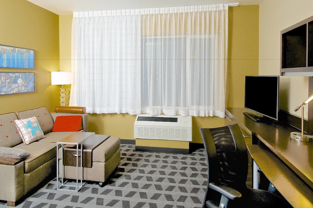 Studio Suite, 1 King Bed with Sofa bed (Mobility/Hearing Access, Roll-In Shwr)