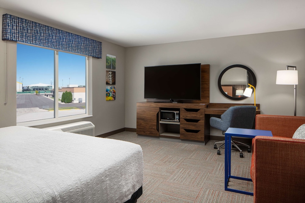 Studio, 1 King Bed, Refrigerator & Microwave