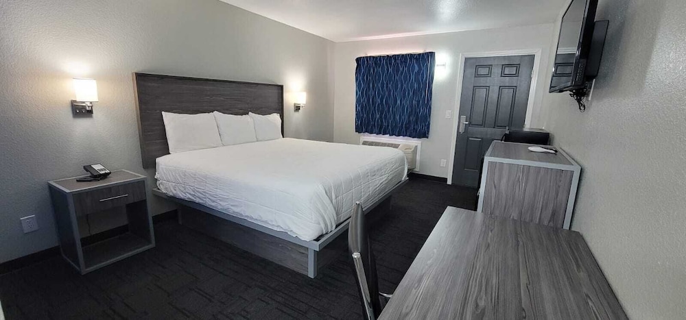 Deluxe Room, 1 King Bed photo 3