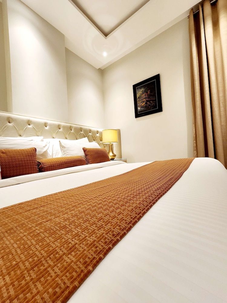 Premier Suite, 1 King Bed, Non Smoking, City View (with Extra Bed) - Photo 4