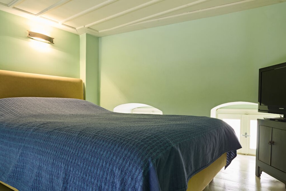 Green Bedroom, Mezzanine Studio