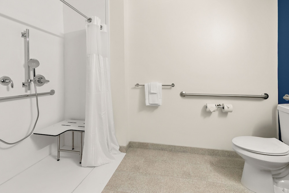 Room, 2 Queen Beds, Accessible (Mobility & Hearing, Roll-in Shower) photo 3
