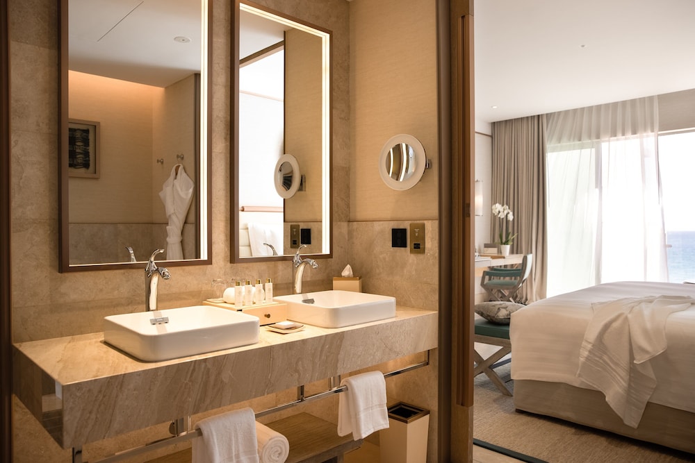 Ocean Balcony Deluxe Room - Photo 2