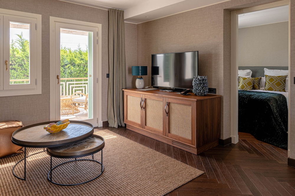 Deluxe Bungalow, 2 Bedrooms, Terrace thumbnail 5