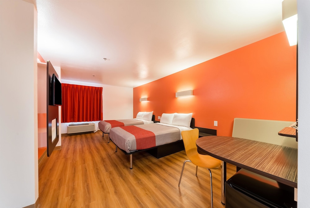 Standard Room, 2 Double Beds, Accessible, Smoking photo 3