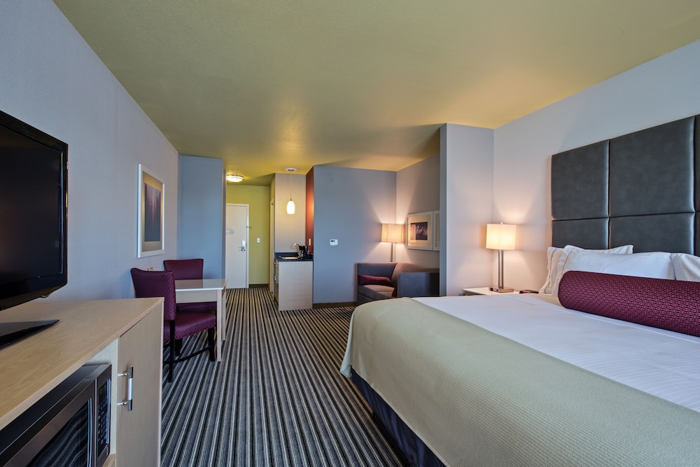 Standard Room, 1 King Bed, Accessible (Communication, Accessible Tub) photo 2
