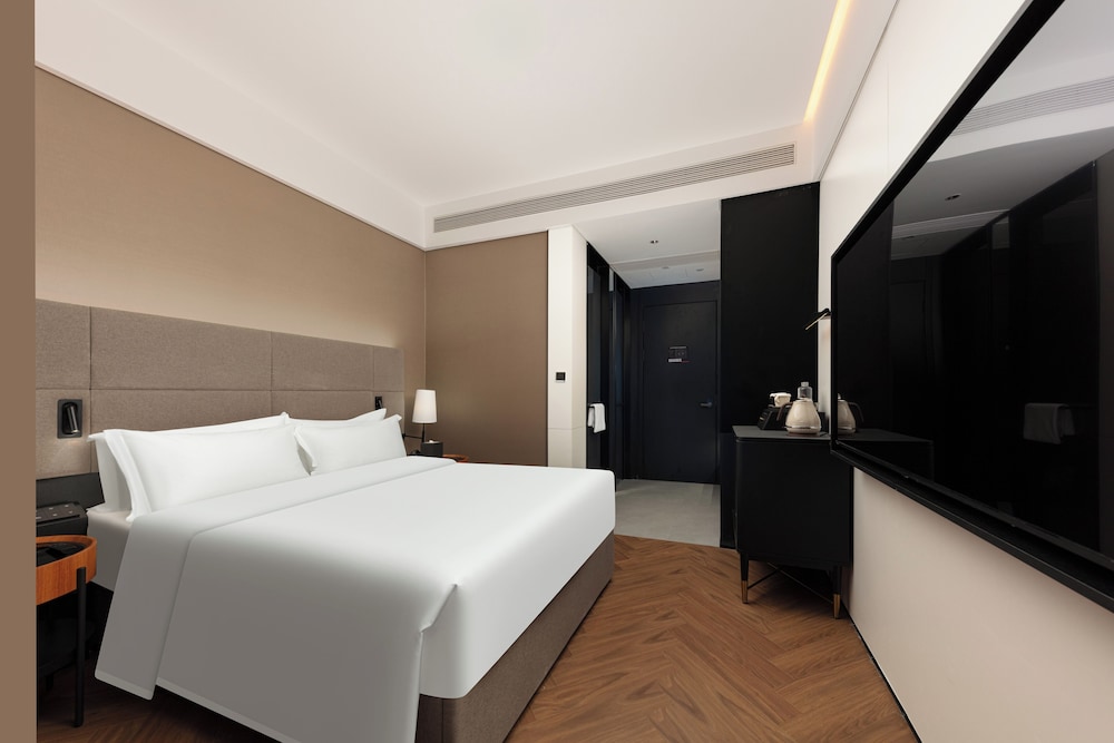 Comfort Double Room, 1 Queen Bed, Private Bathroom, City View