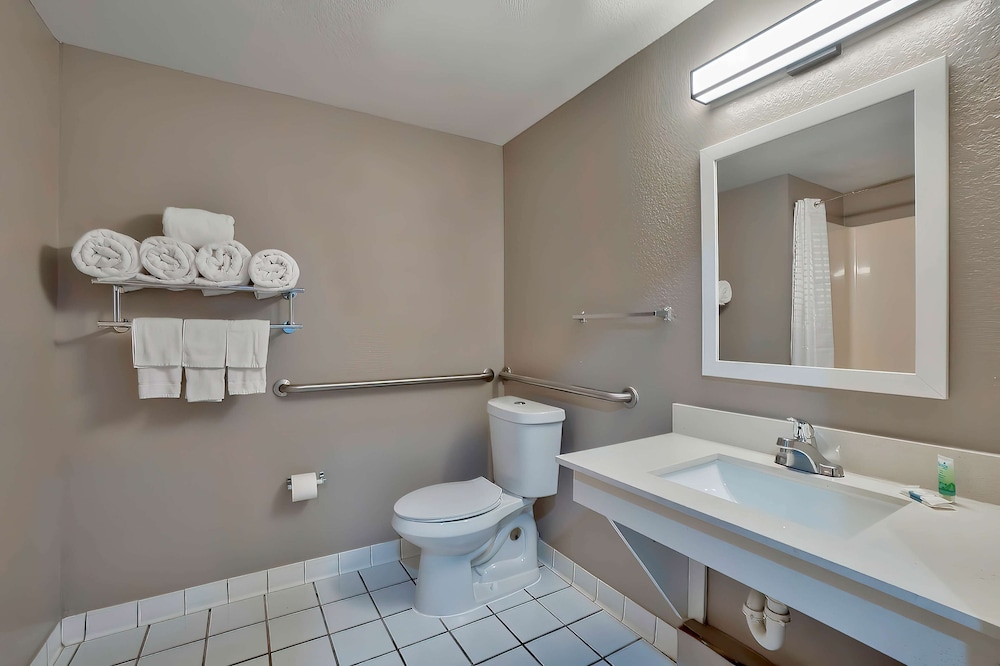 Deluxe Room, 1 King Bed, Accessible, Non Smoking photo 3