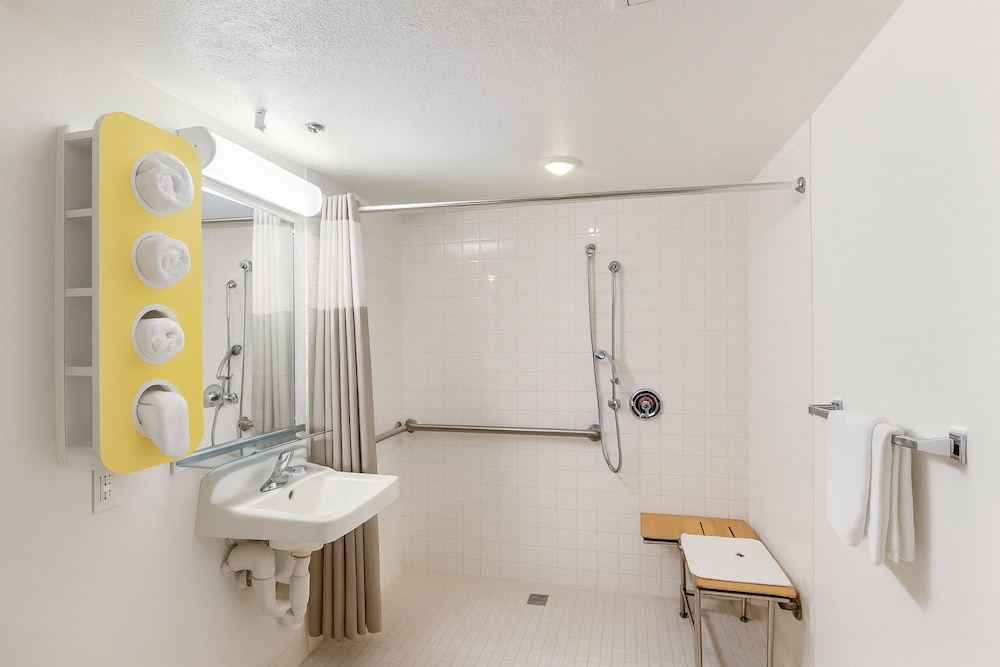 Standard Room, 1 Queen Bed, Non Smoking, Refrigerator