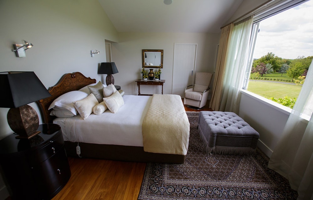 Queen Room with Shared Bathroom photo 1