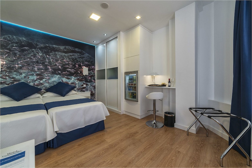 Deluxe Double Room, 1 Queen Bed with Sofa bed, Accessible thumbnail 6