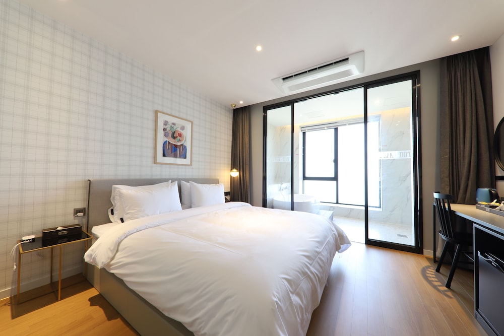 Suite - Photo 1