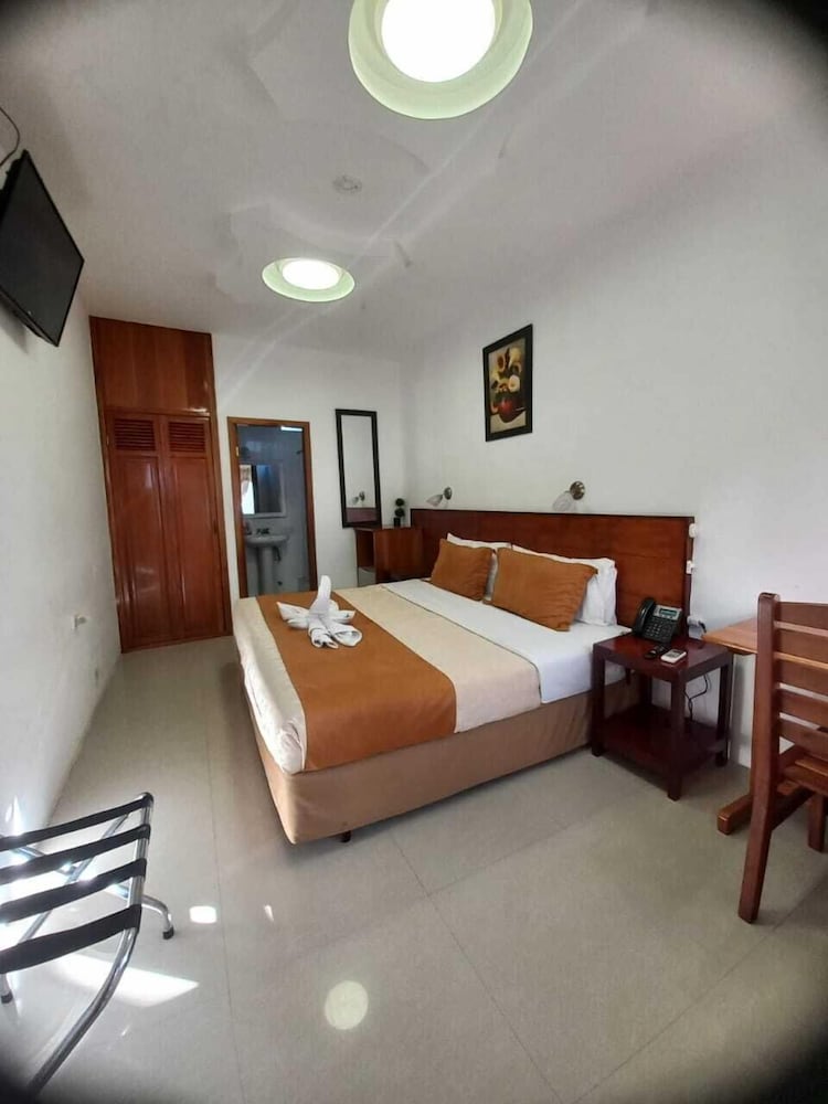 Economy Single Room, Ensuite photo 3