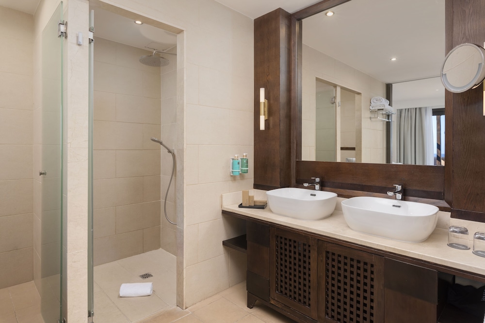 Deluxe Suite, Sea View (2 adults + 1 child) thumbnail 5