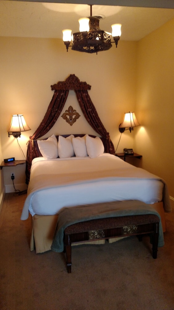 Deluxe Studio Suite, 1 Queen Bed photo 1