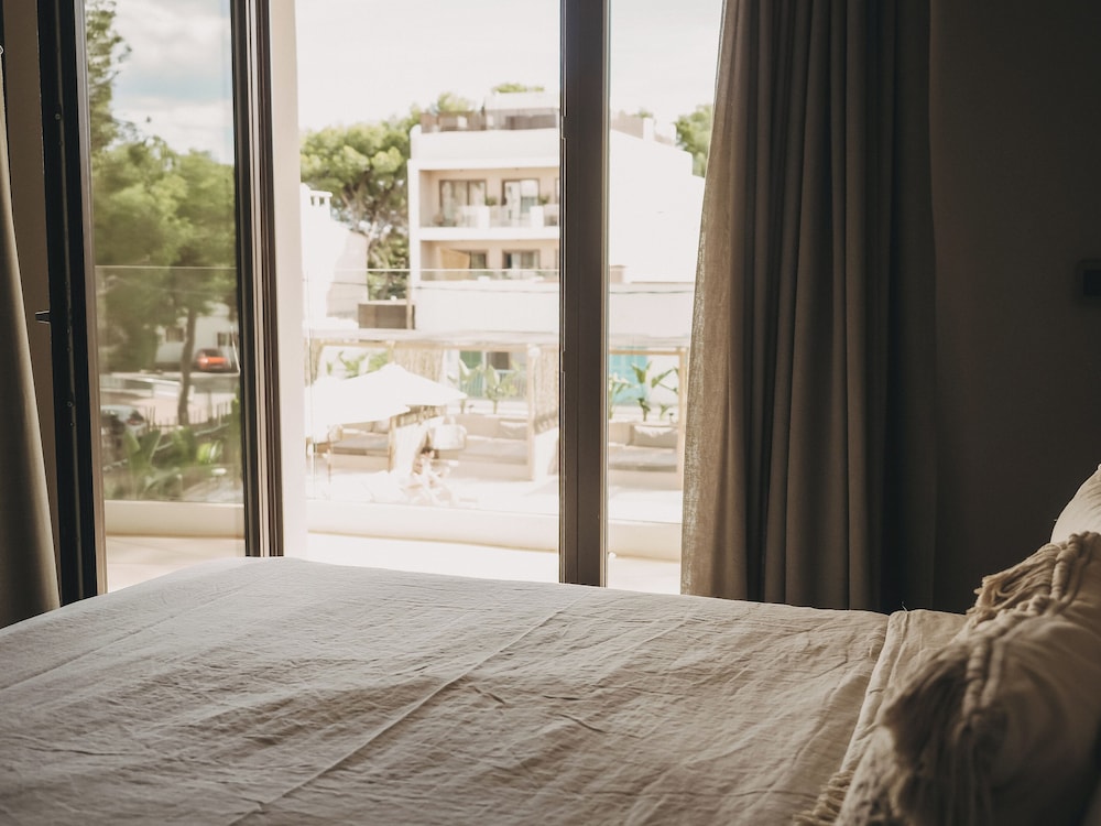 Deluxe Double Room, Balcony, Pool View thumbnail 5