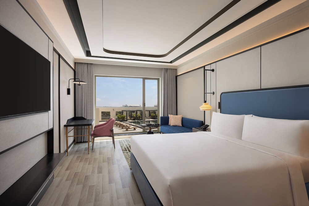 Deluxe Room, 1 King Bed, Pool View