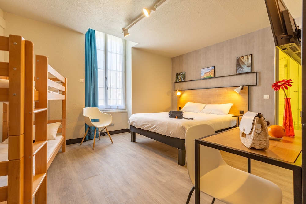 Family Double Room, Multiple Beds (New Design) photo 3