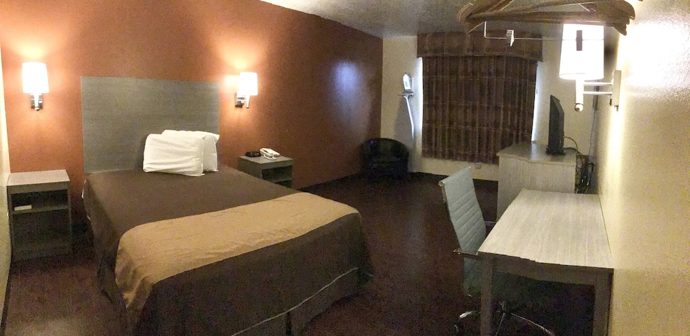 Standard Room, 1 Queen Bed, Non Smoking - Photo 2