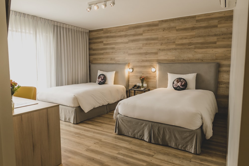 Premium Twin Room - Photo 2