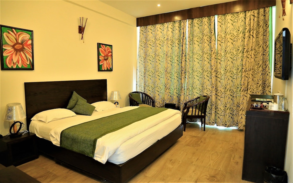 Deluxe Room With Balcony photo 1