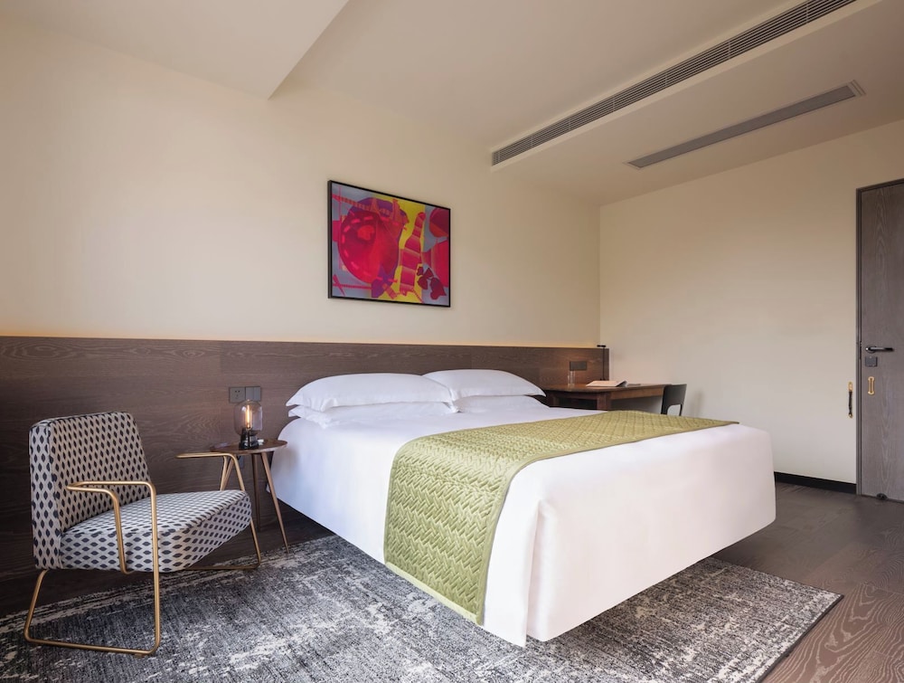 Deluxe Double Room, Bathtub
